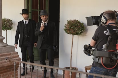 Carlos Serrano y Raúl Peña, en el plató de 'El secreto de Puente Viejo' el pasado septiembre.