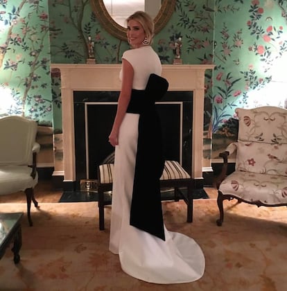 Para la cena que se realizó una noche antes de la toma de posesión de Donald Trump, su hija Ivanka Trump escogió un vestido blanco con un lazo negro enorme. El vestido bicolor es un diseño de Carolina Herrera.