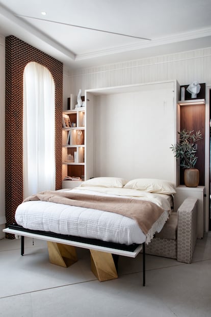 Decoración de espacio con cama abatible.