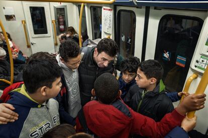 Isidoro, uno de los entrenadores del club, aprovecha el viaje en metro para dar las últimas indicaciones antes del partido a los chavales y transmitirles mensajes de confianza y compañerismo.