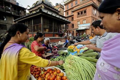 Mercado de frutas en las inmediaciones de la plaza Patan de Katmandú.