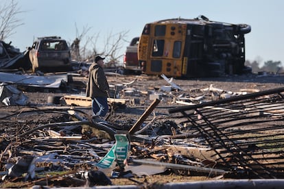 Restos de vehículos y escombros en las calles de Mayfield, Kentucky, tras el paso de los tornados de este viernes.