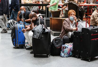 Afectados por la huelga de maquinistas en la estación de Atocha de Madrid, este jueves.