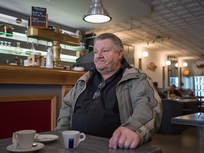 Michel, votante del partido de extrema derecha de Eric Zemmour y contrario a las reformas de las pensiones, fotografiado tomando un café en Le Bistrot, en Vierzon (Francia), el viernes.