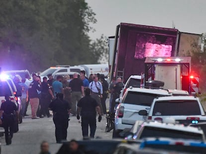 El despliegue policial tras el hallazgo de un tráiler con 50 migrantes muertos en San Antonio, Texas, el 27 de junio.