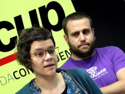 Nat&agrave;lia S&aacute;nchez y Xavi Gener&oacute;, de la organizaci&oacute;n de la asamblea de la CUP