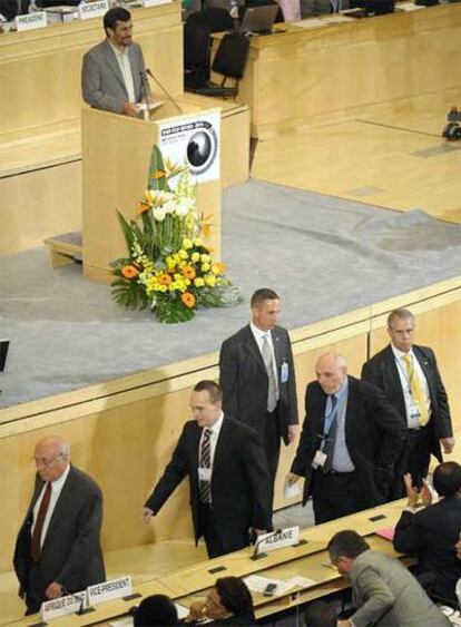 Varios delegados abandonan la sala mientras habla Ahmadineyad.