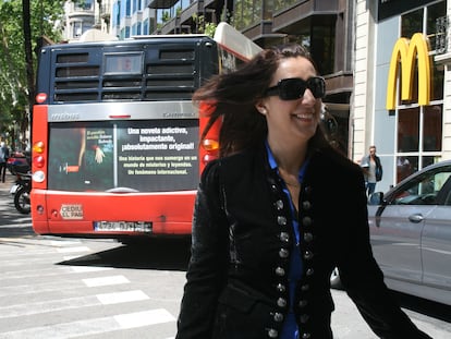 Dolores Redondo, el día en que se sintió como Carrie Bradshaw en 'Sexo en Nueva York' al ver un autobús con el anuncio de su novela.