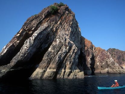 Ruta en kayak de mar en el archipiélago de Mergui, en Myanmar, la antigua Birmania.