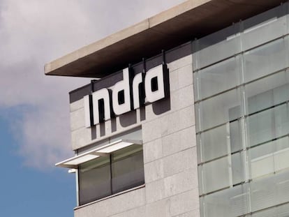 Logo de Indra en uno de los edificios de la compañía.