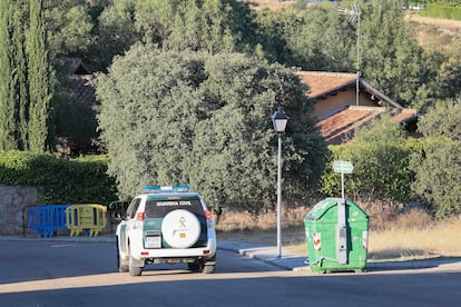 Una patrulla de la Guardia Civil en las inmediaciones del domicilio de Pablo Iglesias e Irene Montero en la localidad madrileña de Galapagar.