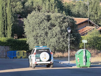 Una patrulla de la Guardia Civil en las inmediaciones del domicilio de Pablo Iglesias e Irene Montero en la localidad madrileña de Galapagar.