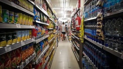 Obesidad infantil en Argentina: Un pasillo de un supermercado de Buenos Aires