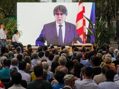 El 'expresident' de la Generalitat Carles Puigdemont interviene por videoconferencia en un mitin de Junts en Barcelona durante la pasada campaña electoral.