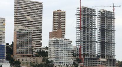 Las torres de Punta Llisera durante su construcción.