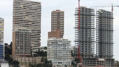 Las torres de Punta Llisera durante su construcción.