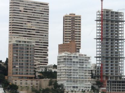 Las torres de Punta Llisera durante su construcción.