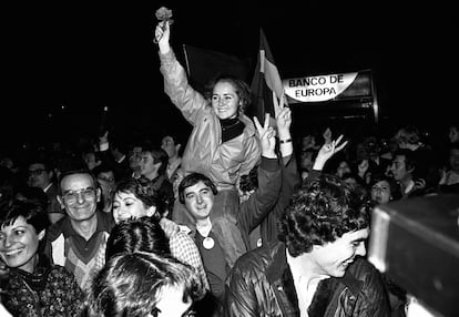 La alegría desbordó las calles. Miles de personas, sobre todo jóvenes, salieron en toda España para celebrar la mayoría absoluta. Un sondeo publicado por EL PAÍS el día 22 de octubre ya vaticinaba una amplia mayoría socialista, con más de 200 escaños (entre 193 y 217) frente al centenar de AP entre 87 y 107), el batacazo de UCD, CDS y el PCE, y el comienzo del bipartidismo. A Adolfo Suárez, la encuesta le pareció "seria", pero fue muy criticada por otros partidos. Carrillo vio "errores groseros" de "cierta prensa" y UCD repartió cuadernillos con datos que "ni remotamente" se acercaban a las predicciones de este diario. 