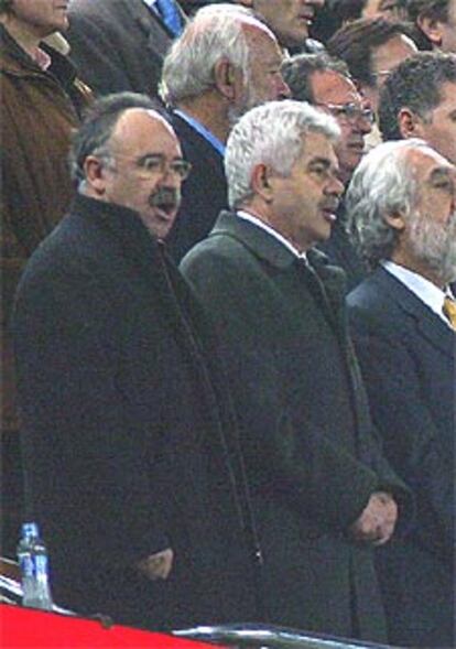 Carod y Maragall, cantando <i>Els Segadors</i> ayer en el Camp Nou.