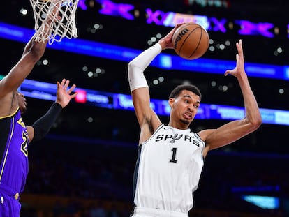 El pívot de San Antonio Spurs Victor Wembanyama atrapa un rebote ante el alero de Los Angeles Lakers Rui Hachimura, en un partido de la semana pasada.