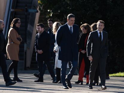 El presidente del Gobierno, Pedro Sánchez (i) y el presidente de Francia, Emmanuel Macron (d), y en segundo plano, Pere Aragonès.