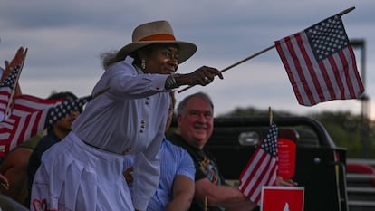 Winsome Sears, política de Virginia, ondea la bandera en apoyo de los opositores a la enseñanza de la teoría crítica racial, el pasado 30 de junio.