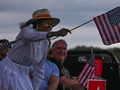 Winsome Sears, política de Virginia, ondea la bandera en apoyo de los opositores a la enseñanza de la teoría crítica racial, el pasado 30 de junio.