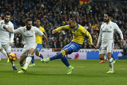 El delantero de Las Palmas, Jesé Rodríguez (c), golpea el balón ante el defensa del Real Madrid, Dani Carvajal.