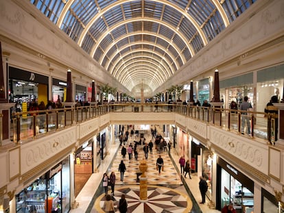 El centro comercial Puerta del Norte II en San Sebastián de los Reyes (Madrid) un sábado por la tarde