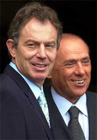 Tony Blair y Silvio Berlusconi, antes de reunirse ayer en Roma.