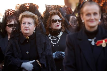 Mujeres ataviadas con mantilla esperan el inicio de la misa en honor a la patrona de Madrid, la Virgen de la Almudena, a la que asisten la presidenta de la Comunidad de Madrid, Cristina Cifuentes, y la alcaldesa de la ciudad, Manuela Carmena, en la Plaza Mayor de Madrid.