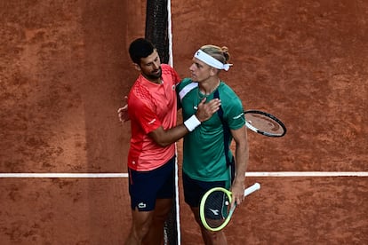 Djokovic y Davidovich se saludan al término del partido.