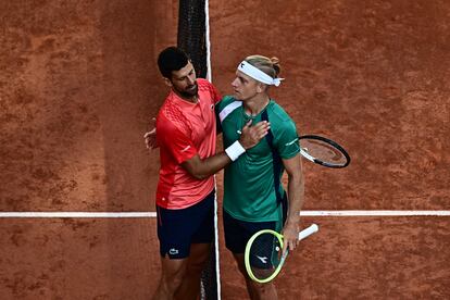 Djokovic y Davidovich se saludan al término del partido.