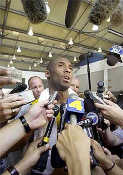 Kobe Bryant, el sábado, acosado por los micrófonos.