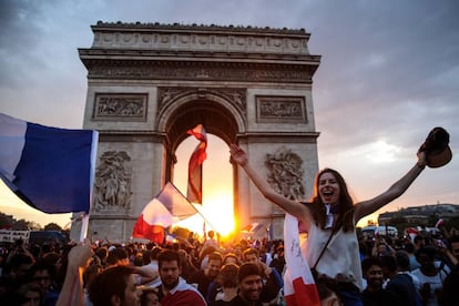 Aficionados franceses celebran la victoria de su selección en el Mundial de Rusia 2018.