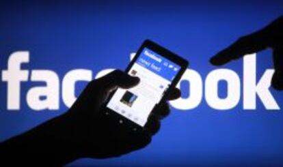 Un usuario accede a Facebook desde su smartphone. 