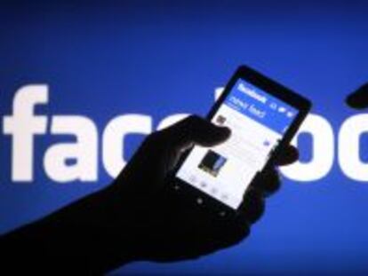 Un usuario accede a Facebook desde su smartphone. 