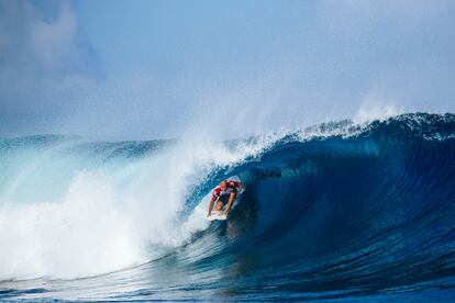 Kelly Slater compitiendo en Fiyi durante la World Surf League.