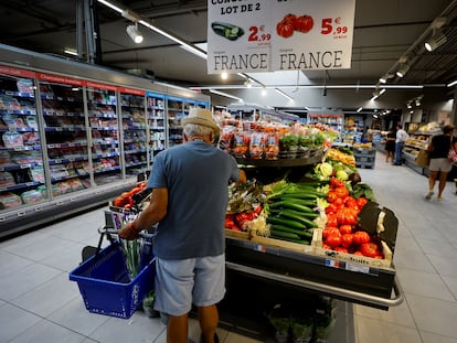 Un hombre comprando en un supermercado de Niza (Francia) este agosto.