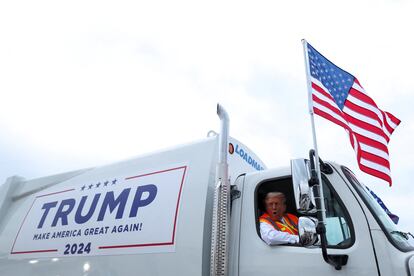 Donald Trump en un camión de basura, este miércoles en Green Bay, Wisconsin.