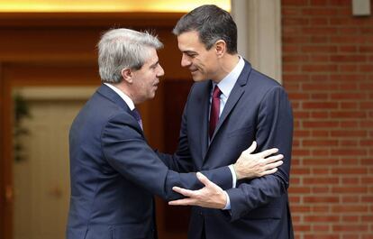 El presidente del Gobierno, Pedro Sánchez, y el presidente de la Comunidad de Madrid, Ángel Garrido (izda.).