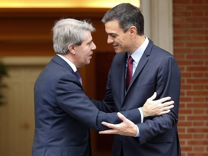 El presidente del Gobierno, Pedro Sánchez, y el presidente de la Comunidad de Madrid, Ángel Garrido (izda.).