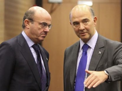 El ministro espa&ntilde;ol de Econom&iacute;a, Luis de Guindos (izquierda) conversa con el ministro franc&eacute;s de Finanzas Pierre Moscovici 