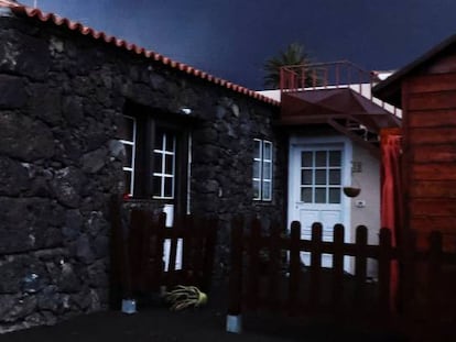 Una casa cubierta de ceniza volcánica, en la isla de La Palma.