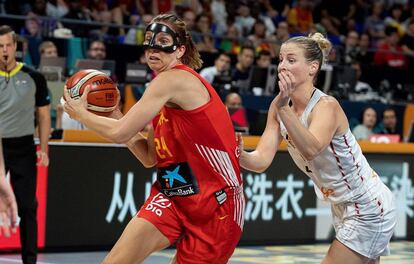 Laura Gil, con el balón, ante Kim Mestdagh en el España-Bélgica.