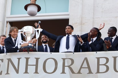 El jugador del Real Madrid Jude Bellingham celebra con la afición la copa de LaLiga en la Real Casa de Correos, este domingo.