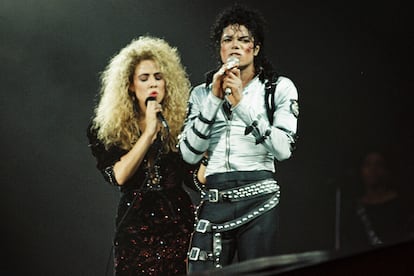 Sheryl Crow y Michael Jackson, sobre el escenario, en un concierto en Londres en 1988.