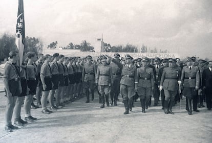 Heinrich Himmler, jefe de la guardia personal de Hitler (SS) y de la policía política del regimen alemán (Gestapo), a su llegada al aeropuerto del Prat de Llobregat.