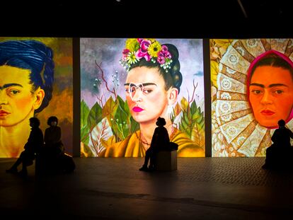 Retratos de Frida Kahlo en la exposición sobre la vida y la obra de la pintora mexicana en el Teatro Instante, en Madrid.