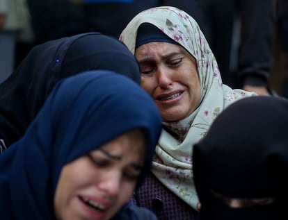 Varias mujeres lloraban mientras recogían los cuerpos de los palestinos muertos en un ataque aéreo en Jan Yunis, este domingo.